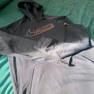 NIKE
THERMA-FIT
BOYS HOODIE